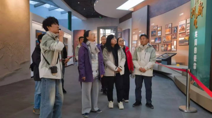 10月17日-18日,甘肅文旅集團(tuán)黨委副書(shū)記、總經(jīng)理馬文玫帶隊(duì)赴集團(tuán)旗下子公司運(yùn)營(yíng)集團(tuán)代管運(yùn)營(yíng)的額濟(jì)納胡楊林景區(qū)、額濟(jì)納胡楊生態(tài)文化科普館等地開(kāi)展專題考察調(diào)研,了解額濟(jì)納胡楊林景區(qū)運(yùn)營(yíng)成效,并與額濟(jì)納